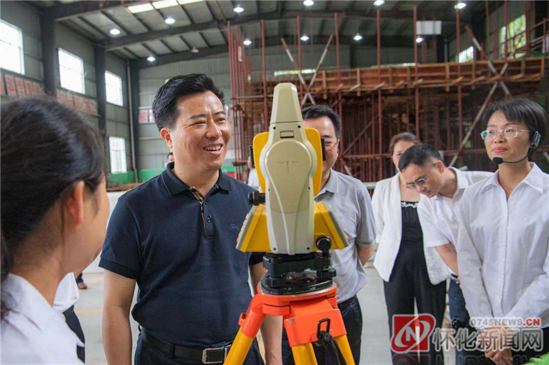 图为黎春秋在怀化职业技术学院调研。